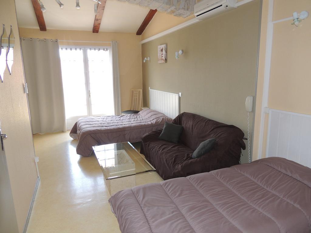Hotel Auberge Des Charmilles Sainte-Soulle Room photo